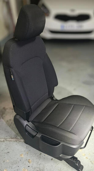 Asiento dañado restaurado Asiento dañado restaurado